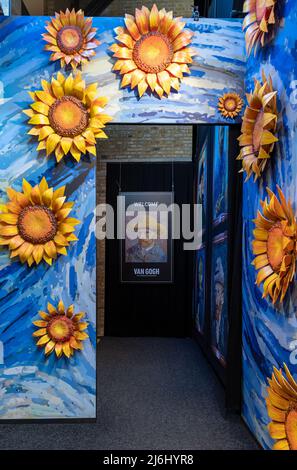 London Shoreditch, Großbritannien. 30 April 2022. An den Wänden im Eingangsbereich befinden sich Kopien von Werken der Künstler, die in der Ausstellung „Van Gogh The Immersive Experience“ ausgestellt sind Stockfoto