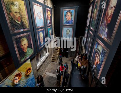 London Shoreditch, Großbritannien. 30 April 2022. An den Wänden im Eingangsbereich befinden sich Kopien von Werken der Künstler, die in der Ausstellung „Van Gogh The Immersive Experience“ ausgestellt sind Stockfoto