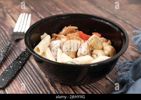 Hausgemachte gekochte Hühnerpilz-Pasta in einer Schüssel Stockfoto