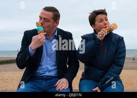 Portobello, Schottland, Großbritannien. 2. Mai 2022. Douglas Ross, Vorsitzender der schottischen Konservativen, trifft sich vor dem Wahltag am 5. Mai auf der Strandpromenade von Portobello auf der lokalen Wahlkampfstrecke zu Ruth Davidson. Iain Masterton/Alamy Live News Stockfoto