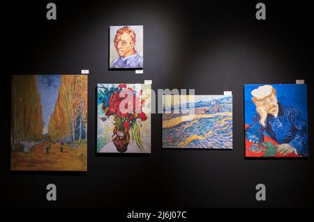 London Shoreditch, Großbritannien. 30. April 2022. Kopien der fünf teuersten Vincent van Gogh Gemälde, die bei Auktionen verkauft wurden. Die Ausstellung Immersive Experience Stockfoto