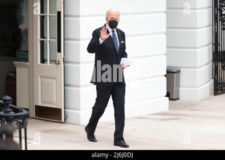 US-Präsident Joe Biden winkt den Medien zu, als er auf dem South Lawn des Weißen Hauses spaziert, bevor er am 1. Mai 2022 an Bord von Marine One geht.Quelle: Oliver Contreras / Pool via CNP Stockfoto