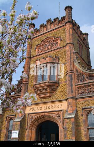 Tür und Turm im viktorianischen gotischen Stil Herbert J Green Grade 2 gelistet EdwardianPublic Library, Kings Lynn, UK Stockfoto