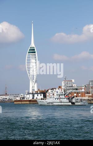 UK Border Force Cutter Valient beim Betreten des Hafens von Portsmouth Stockfoto