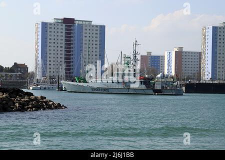 UK Border Force Cutter Valient beim Betreten der Haslar Marina, Portsmouth Harbour Stockfoto