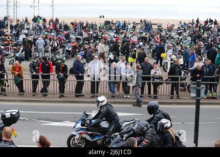 Hastings, East Sussex, Großbritannien. 02. Mai 2022. Der traditionelle 1. Mai-Radlauf 2022 kommt mit Tausenden von Bikern, die durch das ganze Land reisen, um an diesem Festival teilzunehmen. Foto: Paul Lawrenson/Alamy Live News Stockfoto