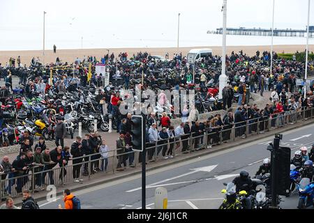 Hastings, East Sussex, Großbritannien. 02. Mai 2022. Der traditionelle 1. Mai-Radlauf 2022 kommt mit Tausenden von Bikern, die durch das ganze Land reisen, um an diesem Festival teilzunehmen. Foto: Paul Lawrenson/Alamy Live News Stockfoto