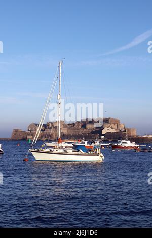 Die Yachten liegen in St. Peter Port Harbour, Guernsey, Channel Islands Stockfoto