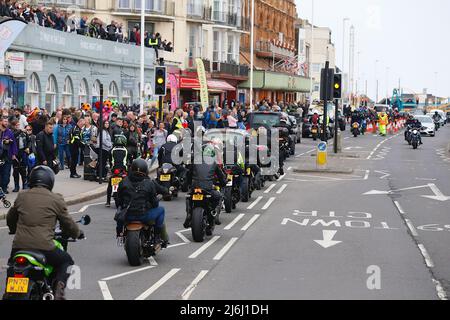 Hastings, East Sussex, Großbritannien. 02. Mai 2022. Der traditionelle 1. Mai-Radlauf 2022 kommt mit Tausenden von Bikern, die durch das ganze Land reisen, um an diesem Festival teilzunehmen. Foto: Paul Lawrenson/Alamy Live News Stockfoto