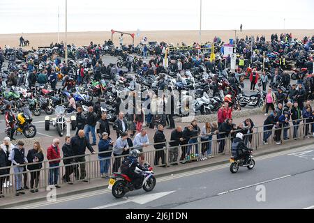 Hastings, East Sussex, Großbritannien. 02. Mai 2022. Der traditionelle 1. Mai-Radlauf 2022 kommt mit Tausenden von Bikern, die durch das ganze Land reisen, um an diesem Festival teilzunehmen. Foto: Paul Lawrenson/Alamy Live News Stockfoto