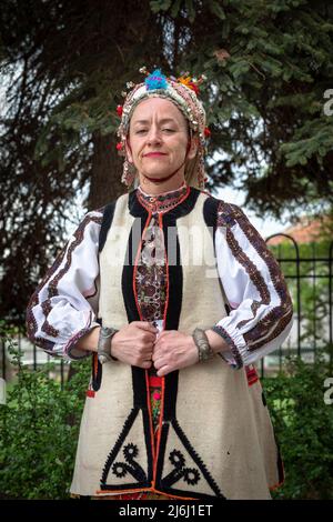 Seslavtsi, Bulgarien, 30. April 2022: Eine Frau in traditioneller Tracht bei einem Folklorefestival in Bulgarien. Authentisches 100 Jahre altes Kostüm Fr. Stockfoto