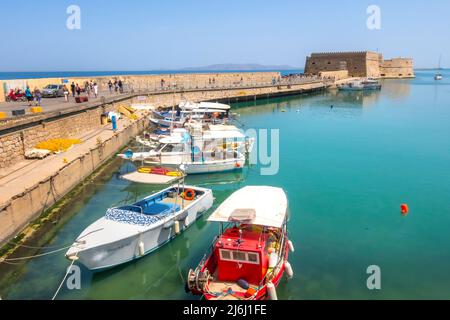 Heraklion, Griechenland - 27. April 2019: Alter venezianischer Hafen mit Booten auf der Insel Kreta Stockfoto