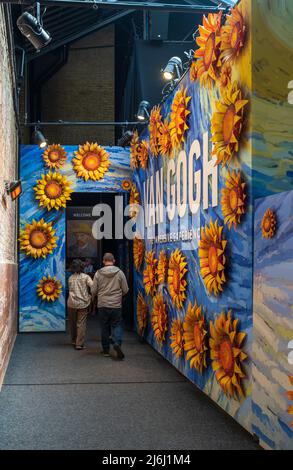 London Shoreditch, Großbritannien. 30. April 2022. Besucher, die durch die Wände der Van Gogh Immersive Experience Ausstellung mit Licht und Ton kommen Stockfoto