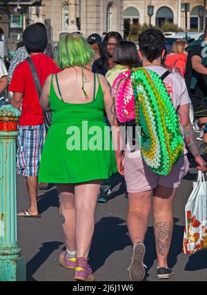 Frau in Grün auf den Straßen von Brighton Stockfoto