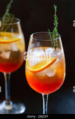 Aperol Stpritz, alkoholfreien Cocktail mit Eiswürfel und Orangenscheiben, dekoriert mit Rosmarin. Klassische italienische Aperitif trinken, zubereitet mit Pro Stockfoto