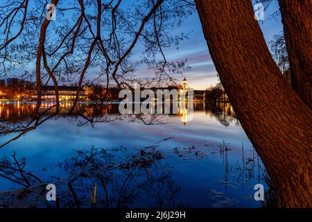 Überlegungen zu einem See aus der Stadt Bad Salzungen in Thüringen Stockfoto