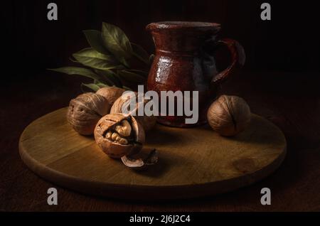 Walnüsse auf dunklem Hintergrund im rustikalen Stil Stockfoto