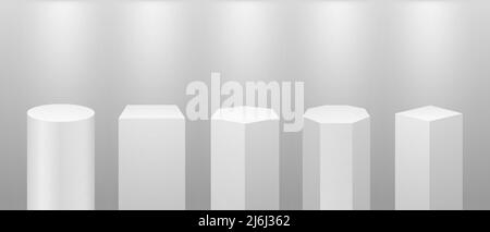 Museumsbühne. 3D Säulen, weiße Podien zur Präsentation. Quadrate und Zylinder Säule, realistische leere Plattform für Produkt mit Leuchten, exakter Vektor Stock Vektor