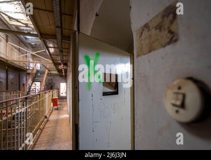 02. Mai 2022, Sachsen, Chemnitz: 'Lassen!' Steht an der Tür einer ehemaligen Gefängniszelle im Haftrakt B des ehemaligen Kaßberg Gefängnisses. Dieser Bereich wird derzeit in einen Ort des Lernens und der Erinnerung umgewandelt. Im Herbst 2022 soll das neue Denkmal mit mehreren Ausstellungen zur Geschichte der Doppeldiktatur des Gebäudes eröffnet werden. Foto: Kristin Schmidt/dpa/ZB Stockfoto