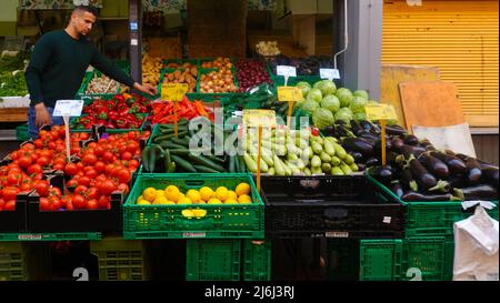 Neben Obst, Gemüse, Fisch, Fleisch und Brot umfasst das Sortiment eine Reihe von Delikatessengeschäften, Blumen- und Konsumgütergeschäften sowie einen Tabakladen Stockfoto