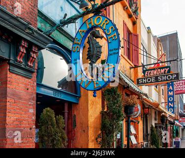 Halifax, Kanada - 24. Dezember 2011: Ikonische Barschilder an der beliebten Argyle Street in der Innenstadt, darunter Seahorse, Economy Shoe Shop, Diamond und Toothy Moose. Stockfoto