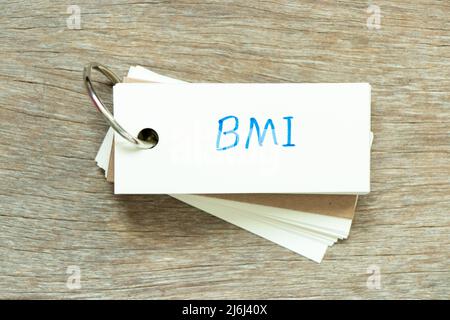 Flash-Karte mit dem Handschriftwort BMI (Abkürzung für Body Mass Index) auf Holzhintergrund Stockfoto