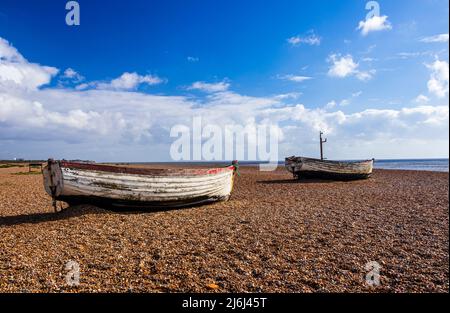 Fischerboote am Strand im Mai in Aldeburgh in Suffolk East Anglia England Stockfoto