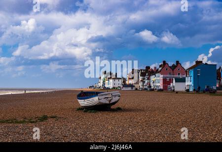 Fischerboote am Strand im Mai in Aldeburgh in Suffolk East Anglia England Stockfoto