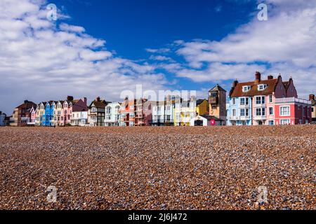 Fischerboote am Strand im Mai in Aldeburgh in Suffolk East Anglia England Stockfoto