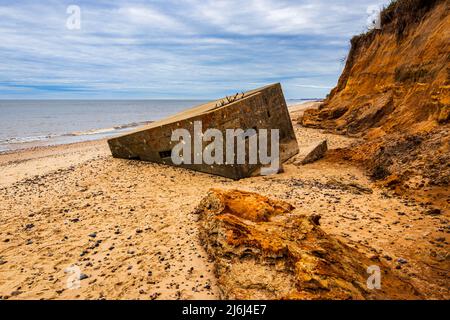 World war 2 Pillenbox fiel an den Strand aufgrund der Küstenerosion. Covehithe Beach Suffolk East Anglia England Stockfoto