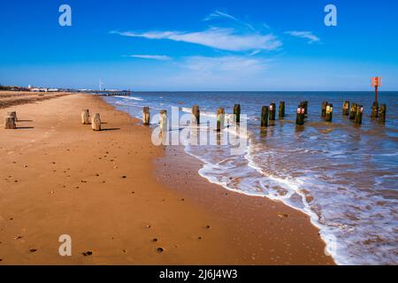 Schöner Mai Sonnenschein am Strand von Kirkley Lowestoft East Anglia im Osten Englands Stockfoto