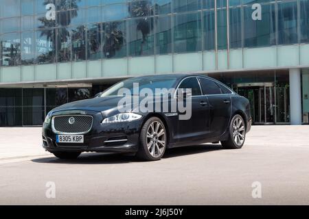 BARCELLONA, SPANIEN, 30. APRIL 2022: Jaguar XJ (X351), vierte Generation der Jaguar XJ Limousine Stockfoto