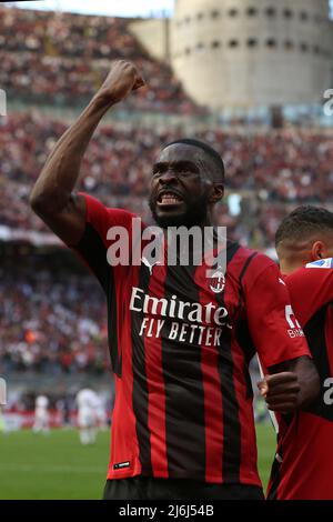 Fikayo Tomori (AC Mailand) feiert während des AC Milan gegen ACF Fiorentina, italienisches Fußballspiel der Serie A in Mailand, Italien, Mai 01 2022 Stockfoto