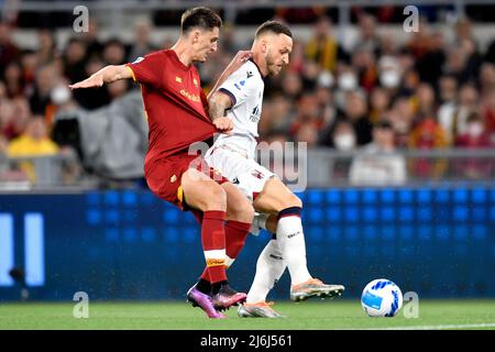 Marash Kumbulla von AS Roma und Marko Arnautovic vom FC Bologna treten während des Fußballspiels Serie A zwischen AS Roma und dem FC Bologna im Wettbewerb um den Ball an Stockfoto