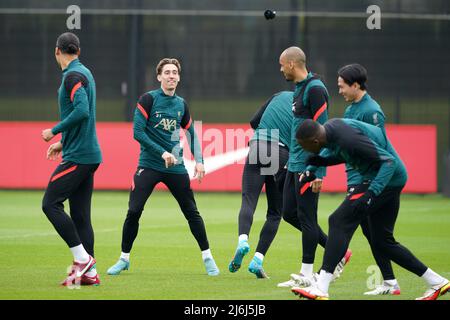 Liverpools Kostas Tsimikas (zweite links) mit den Teamkollegen Virgil van Dijk (links), Curtis Jones, Fabinha, Takumi Minamino und Ibrahima Konate während einer Trainingseinheit im AXA Training Center, Liverpool. Bilddatum: Montag, 2. Mai 2022. Stockfoto