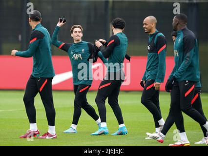 Liverpools Kostas Tsimikas (zweite links) mit den Teamkollegen Virgil van Dijk (links), Curtis Jones, Fabinha, Takumi Minamino und Ibrahima Konate während einer Trainingseinheit im AXA Training Center, Liverpool. Bilddatum: Montag, 2. Mai 2022. Stockfoto