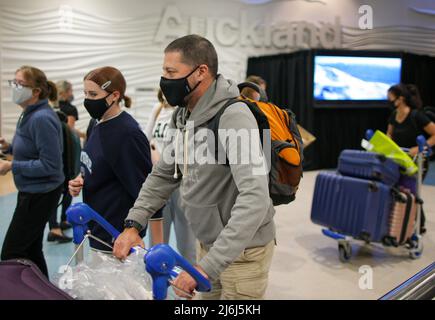 (220502) -- AUCKLAND, 2. Mai 2022 (Xinhua) -- Menschen kommen am 2. Mai 2022 am Auckland International Airport in Neuseeland an. Seit Mitternacht des Sonntags haben sich die Grenzen Neuseelands zum ersten Mal seit der Schließung der internationalen Grenzen im März 2020 über COVID-19 für Besucher aus 60 Ländern geöffnet, in denen die Visumpflicht nicht mehr besteht. (Foto von Zhao Gang/Xinhua) Quelle: Xinhua/Alamy Live News Stockfoto