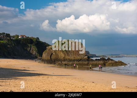 Tenby North Beach, Blick im späten Frühling auf North Beach in Tenby mit seiner unverwechselbaren Felsformation - Goskar Rock - am Strand, Pembrokeshire. Stockfoto