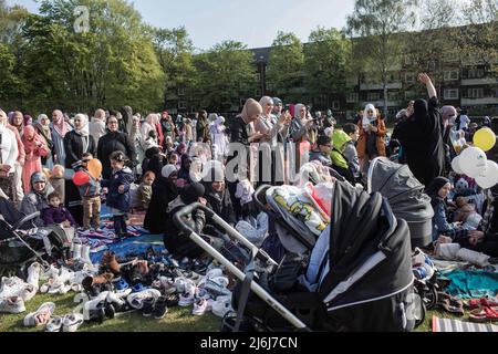 02. Mai 2022, Hamburg: Zahlreiche Menschen haben sich zum Fest des Fastenbrechens versammelt, das das Ende des Fastenmonats Ramadan markiert. Muslime auf der ganzen Welt feiern das Fest des Brechens des schnellen Eid al-Fitr. Das Fest markiert das Ende des heiligen Monats Ramadan. Foto: Eman Helal/dpa Stockfoto