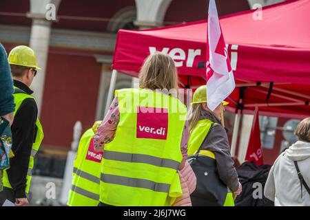 2. Mai 2022, München, Bayern, Deutschland: In der letzten Verhandlungsrunde am 22.. März streikten die Beschäftigten der Bereiche Kinderbetreuung und Sozialfürsorge unter Berufung auf einen Zusammenbruch der Fortschritte. Die Arbeiter zitieren sich verschlechternde Bedingungen, die durch die Corona-Krise beschleunigt wurden und die Engpässe noch verschlimmert haben. Die nächste Gesprächsrunde ist für den 16.. Und 17.. Mai fällig. (Bild: © Sachelle Babbar/ZUMA Press Wire) Stockfoto