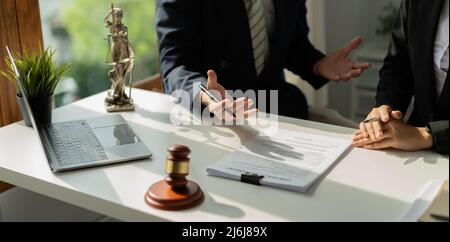 Rechtsberater präsentiert auf dem Client einen unterzeichneten Vertrag mit Hammer und rechtlichen Gesetz. Justiz und Rechtsanwalt Konzept Stockfoto