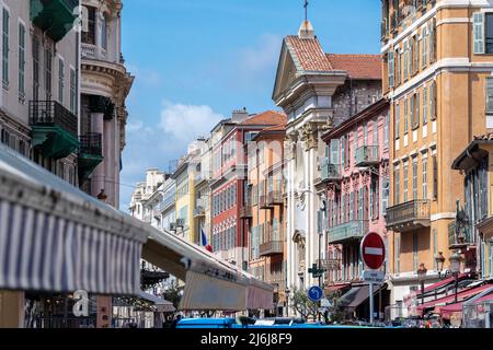 Die Gebäude und Geschäfte in der Rue Saint-Francois de Paule, Nizza, Frankreich. Stockfoto