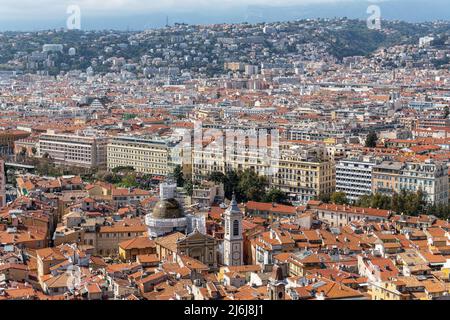 Der Blick über die Altstadt von Nizza vom Schlossberg auf die Kathedrale von Nizza. Stockfoto