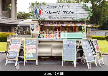 Tokio, Japan - 23. April 2020 : kleiner japanischer Business Food Truck, der süßes Dessert-Crepe und Kaffee im Park auf dem Tokyo Festival Markt verkauft. Stockfoto