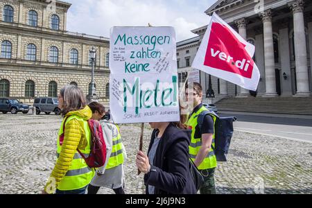 2. Mai 2022, München, Bayern, Deutschland: In der letzten Verhandlungsrunde am 22.. März streikten die Beschäftigten der Bereiche Kinderbetreuung und Sozialfürsorge unter Berufung auf einen Zusammenbruch der Fortschritte. Die Arbeiter zitieren sich verschlechternde Bedingungen, die durch die Corona-Krise beschleunigt wurden und die Engpässe noch verschlimmert haben. Die nächste Gesprächsrunde ist für den 16.. Und 17.. Mai fällig. (Bild: © Sachelle Babbar/ZUMA Press Wire) Stockfoto