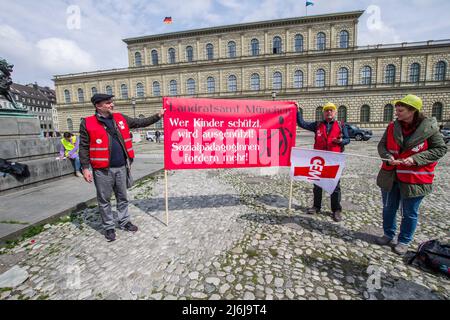 2. Mai 2022, München, Bayern, Deutschland: In der letzten Verhandlungsrunde am 22.. März streikten die Beschäftigten der Bereiche Kinderbetreuung und Sozialfürsorge unter Berufung auf einen Zusammenbruch der Fortschritte. Die Arbeiter zitieren sich verschlechternde Bedingungen, die durch die Corona-Krise beschleunigt wurden und die Engpässe noch verschlimmert haben. Die nächste Gesprächsrunde ist für den 16.. Und 17.. Mai fällig. (Bild: © Sachelle Babbar/ZUMA Press Wire) Stockfoto
