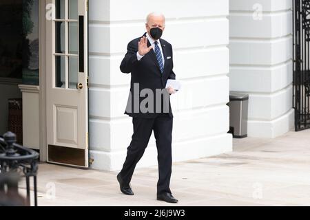 US-Präsident Joe Biden winkt den Medien zu, als er auf dem South Lawn des Weißen Hauses spaziert, bevor er am 1. Mai 2022 an Bord von Marine One geht.Quelle: Oliver Contreras / Pool via CNP /MediaPunch Stockfoto