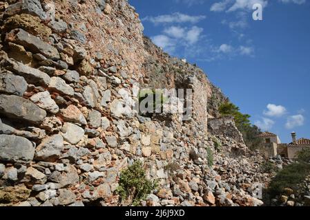 Landschaft mit Panoramablick auf die befestigte Oberstadt Monemvasia in Lakonien, Peloponnes Griechenland. Stockfoto