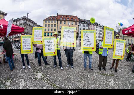 2. Mai 2022, München, Bayern, Deutschland: In der letzten Verhandlungsrunde am 22.. März streikten die Beschäftigten der Bereiche Kinderbetreuung und Sozialfürsorge unter Berufung auf einen Zusammenbruch der Fortschritte. Die Arbeiter zitieren sich verschlechternde Bedingungen, die durch die Corona-Krise beschleunigt wurden und die Engpässe noch verschlimmert haben. Die nächste Gesprächsrunde ist für den 16.. Und 17.. Mai fällig. (Bild: © Sachelle Babbar/ZUMA Press Wire) Stockfoto