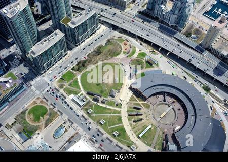 Der Roundhouse Park von der Spitze des CN Tower in Toronto, Kanada Stockfoto